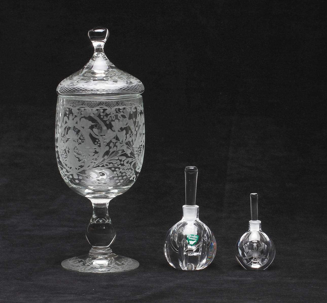 GLASFÖREMÅL, lockskål och 2 st parfymflakonger, Orrefors.
