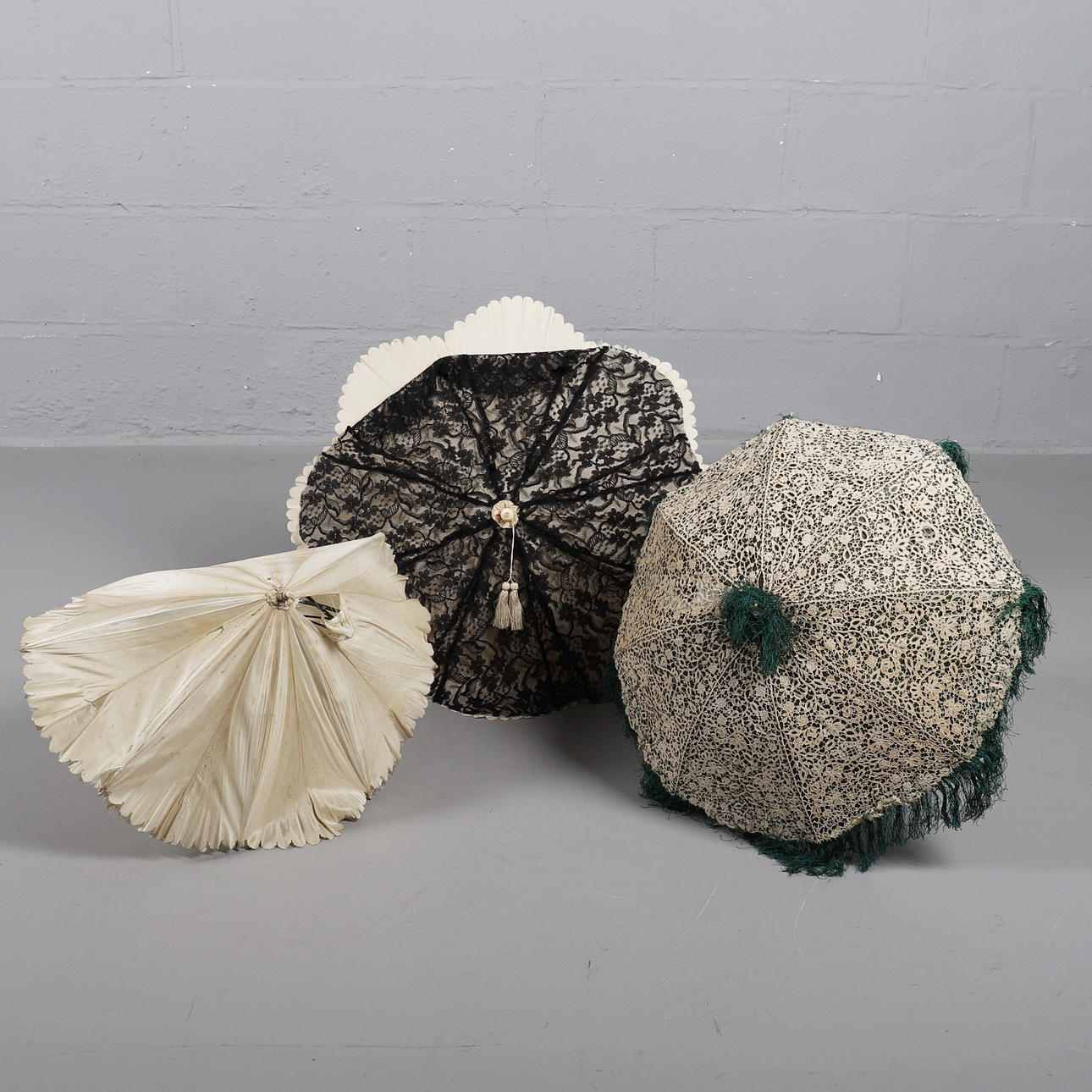 PARASOLLER, tre stycken 1800-talets andra hälft.