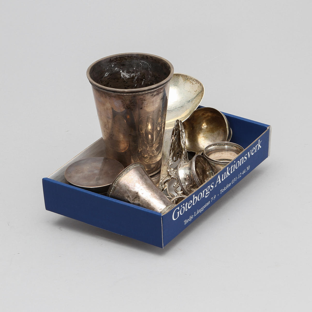 BÄGARE, 2 st. BESTICK, 5 st. SERVETTRINGAR, 2 st. och 1 DOSA, silver, Sverige 17-1900-tal. Vikt ca 430 gram.