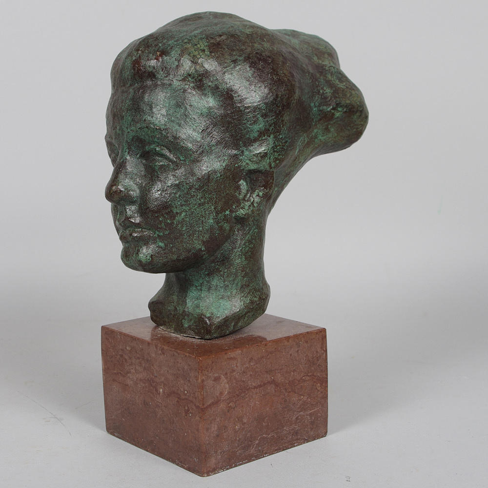 HELGE HÖGBOM. Kvinnoansikte, patinerad brons på stensockel, signerad H. Högbom.