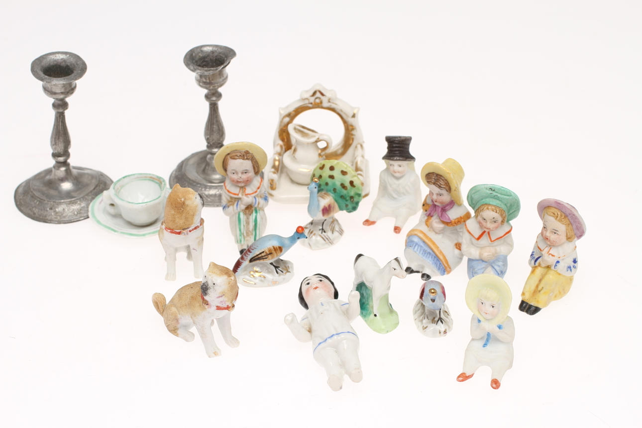 MINIATYRDOCKOR / FIGURER porslin och biskvi samt DOCKMÖBLER och tillbehör.