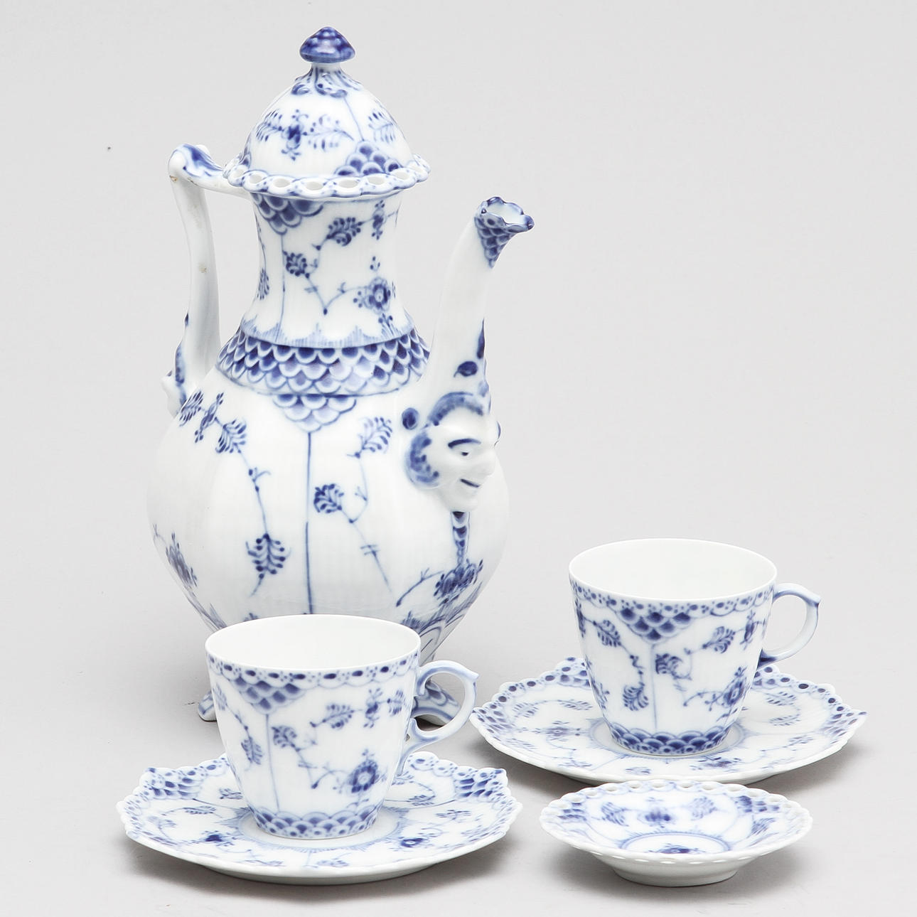 MOCCASERVISDELAR, 4 st, porslin, "musselmalet", helblond, Kongelig Dansk.