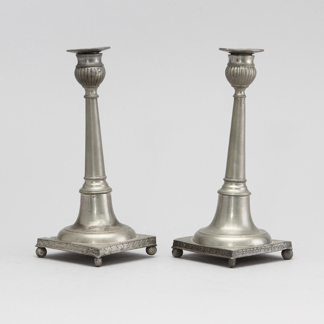 LJUSSTAKAR, ett par, tenn. Lorens Gustaf Krouthén, Karlsham 1824-34.