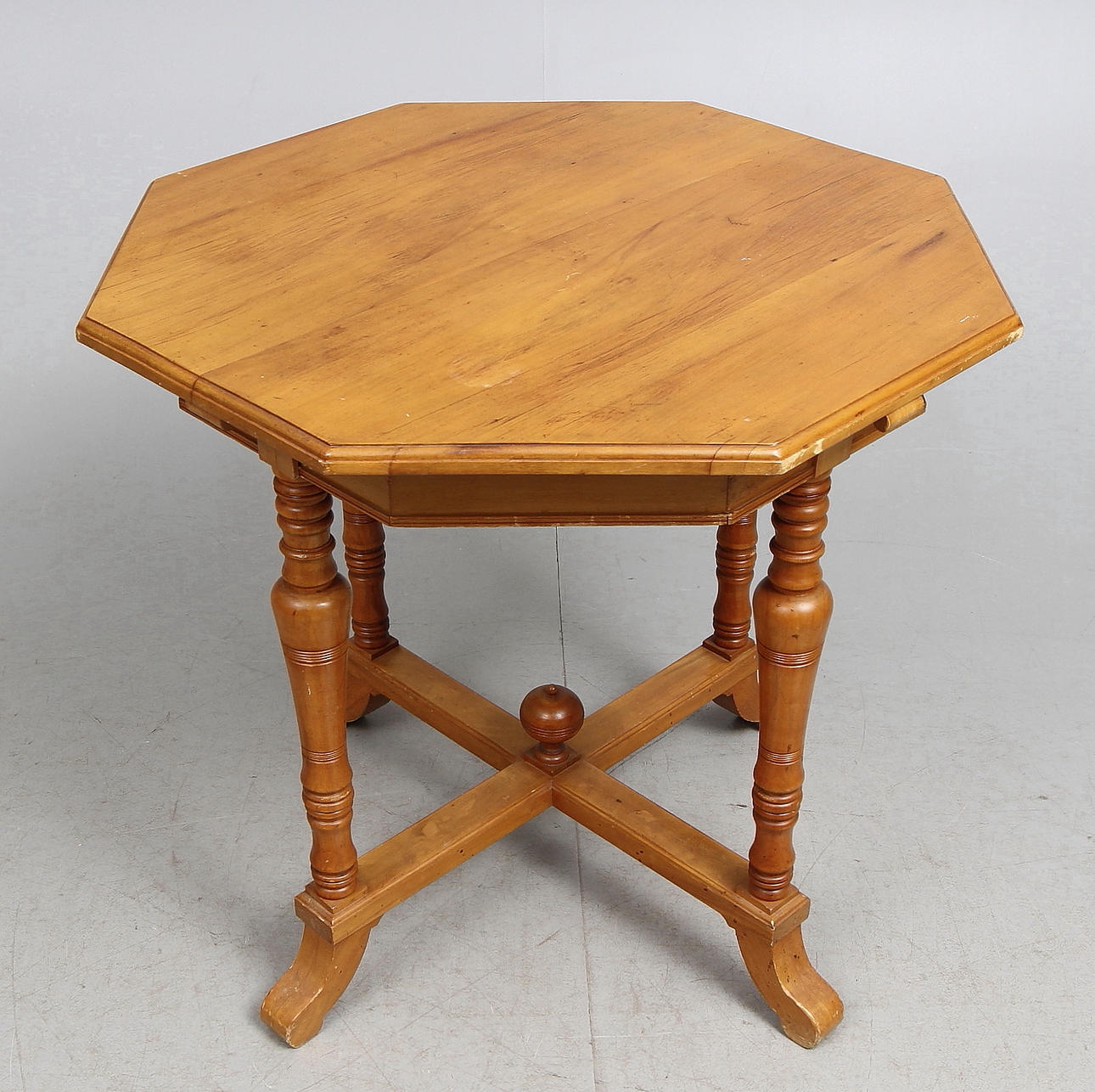 SALONGSBORD, oktagonalt, 1900-talets första hälft.