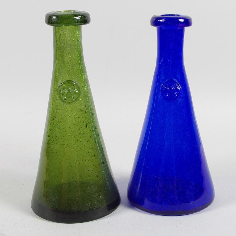 KARAFFER, 2 stycken, färgat glas, Eric Höglund.