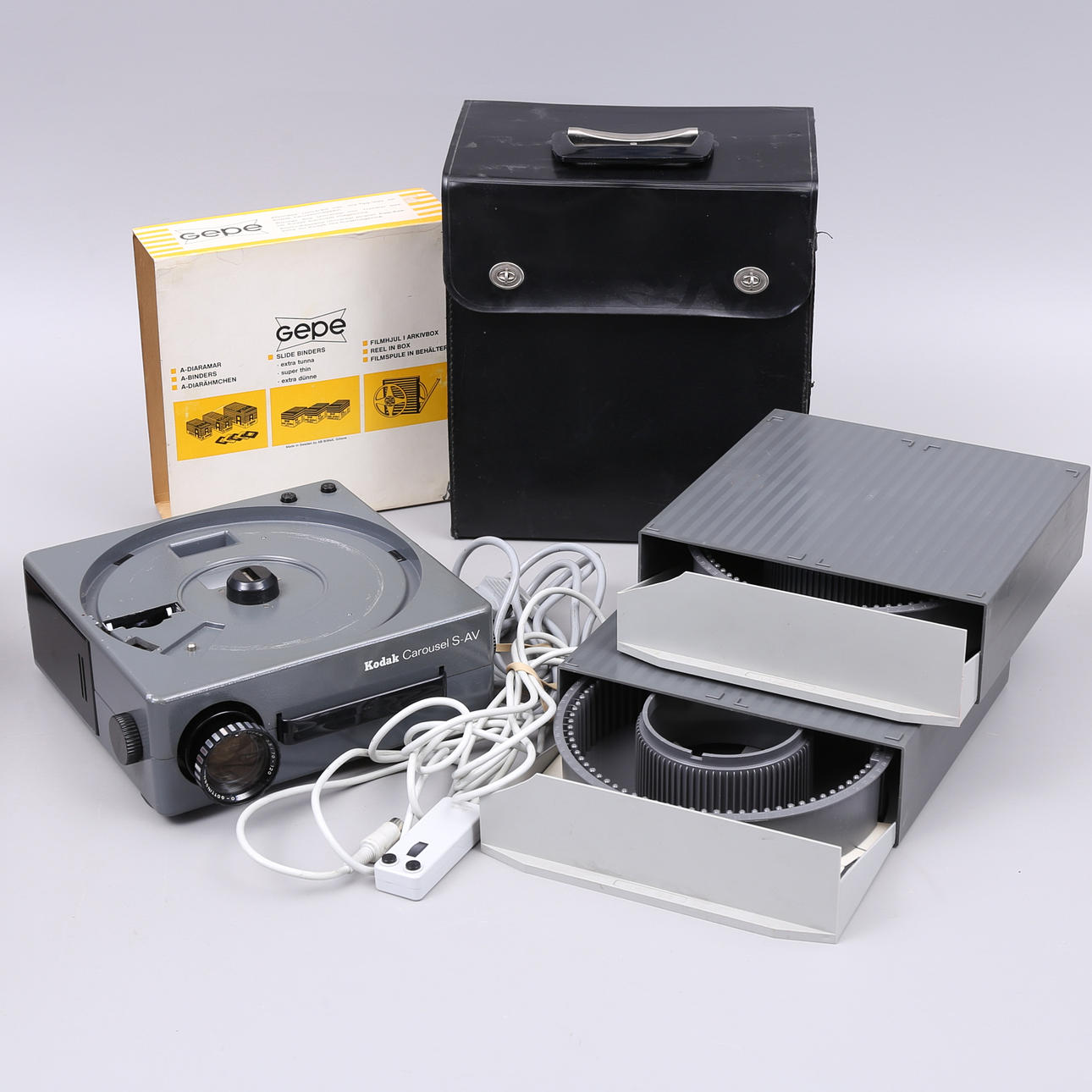 KODAK CAROUSEL SLIDE PROJECTOR, as well as two roll magazines.