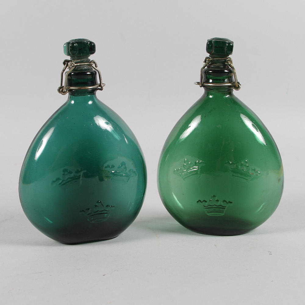FLASKOR, 2 stycken, grönt glas med tre kronor, sekelskiftet 1800/1900.