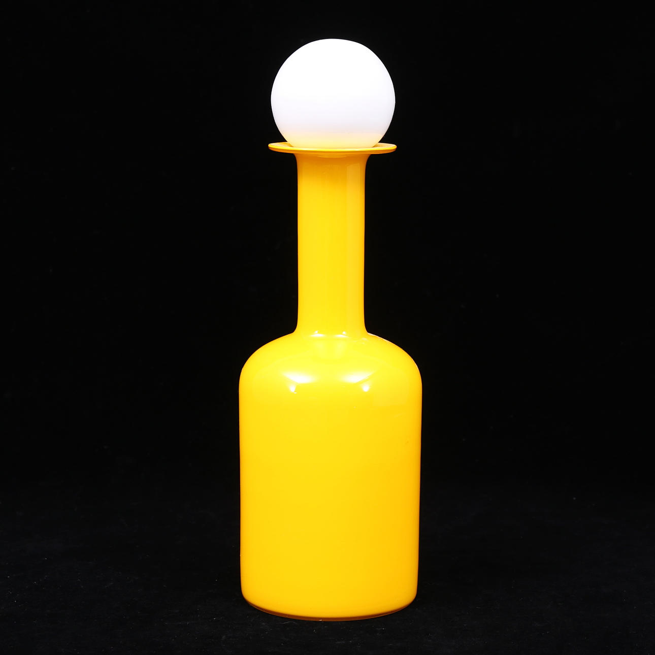 OTTO BAUER. Flaske med prop, glas, Holmegaard, Kastrup, Danmark.