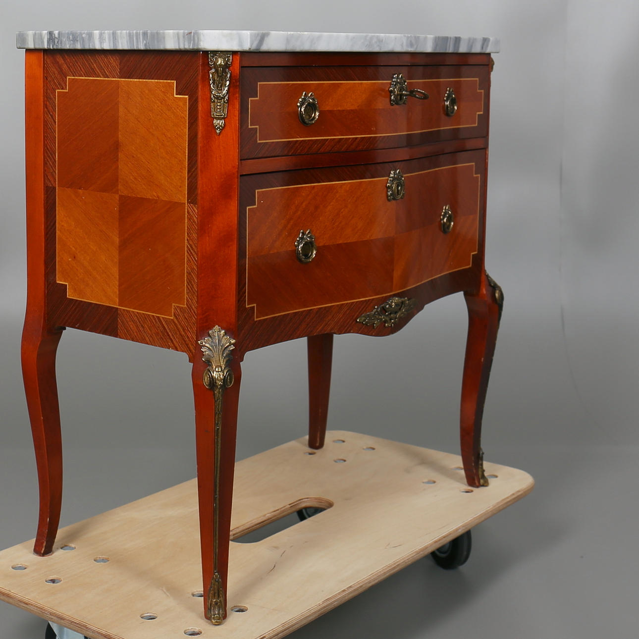 BYRÅ MED STENSKIVA, 1900-talets mitt.