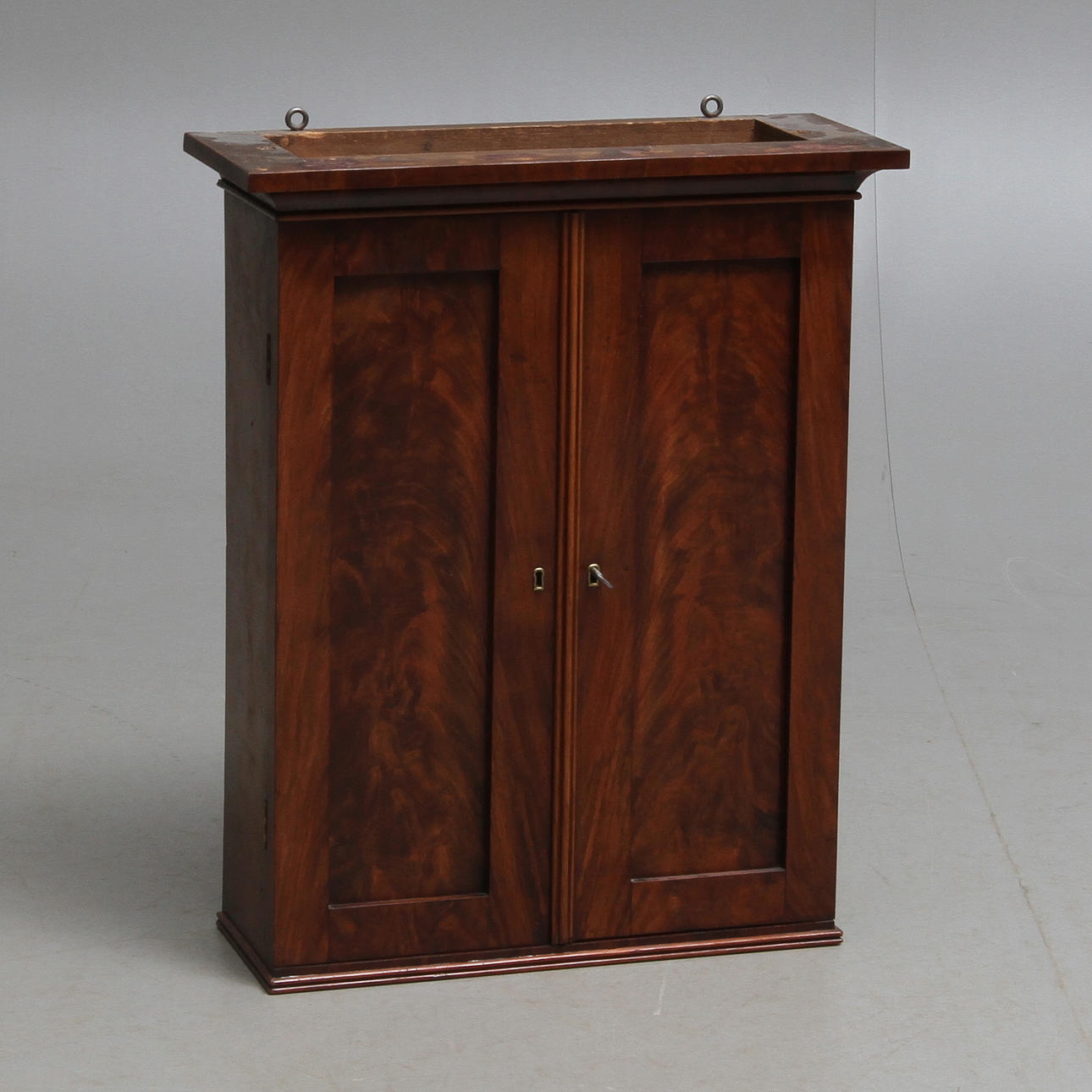 VÄGGSKÅP, Karl Johan, 1800-tal.