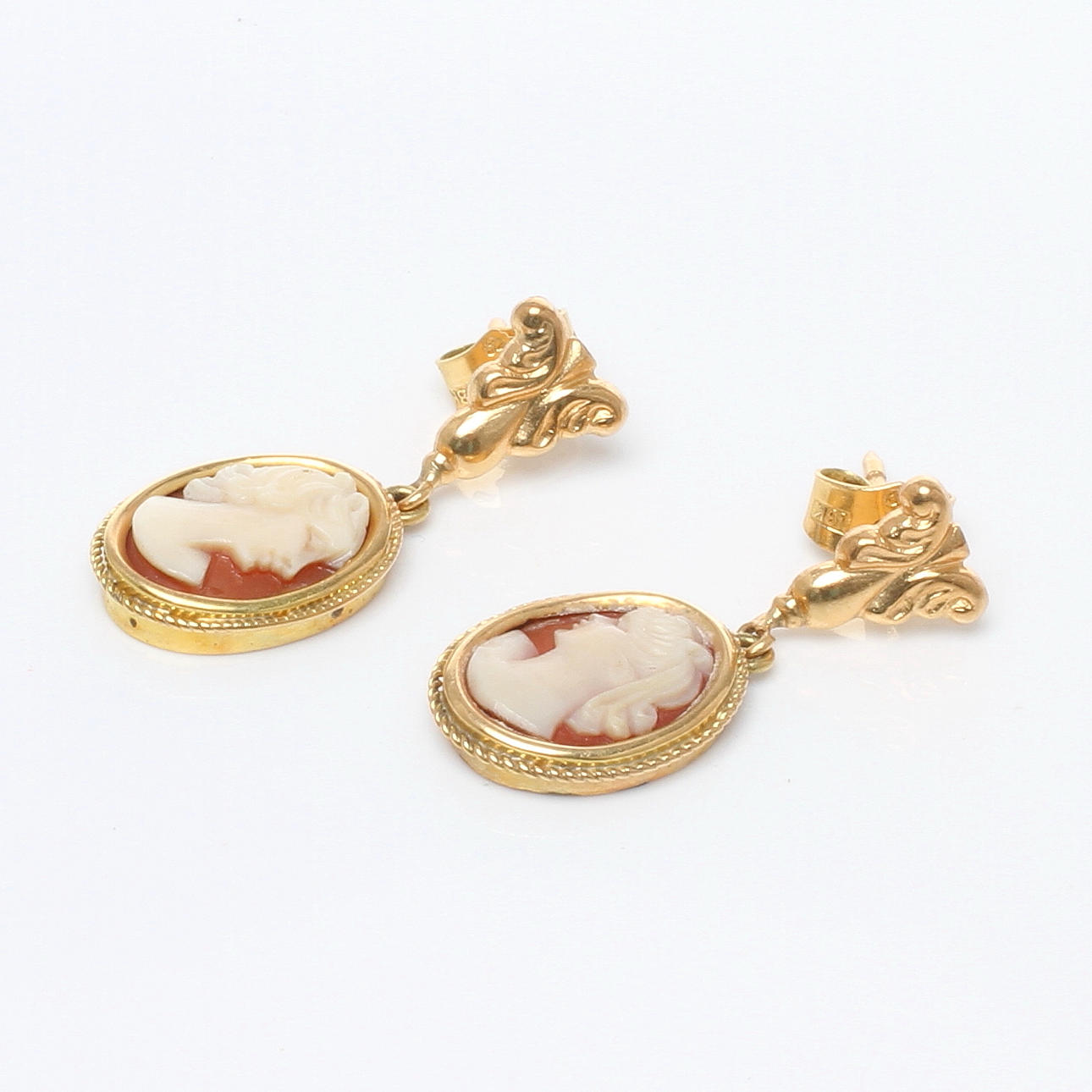 ÖRHÄNGEN 1 par, 18k guld med caméarbete, 1900-tal.