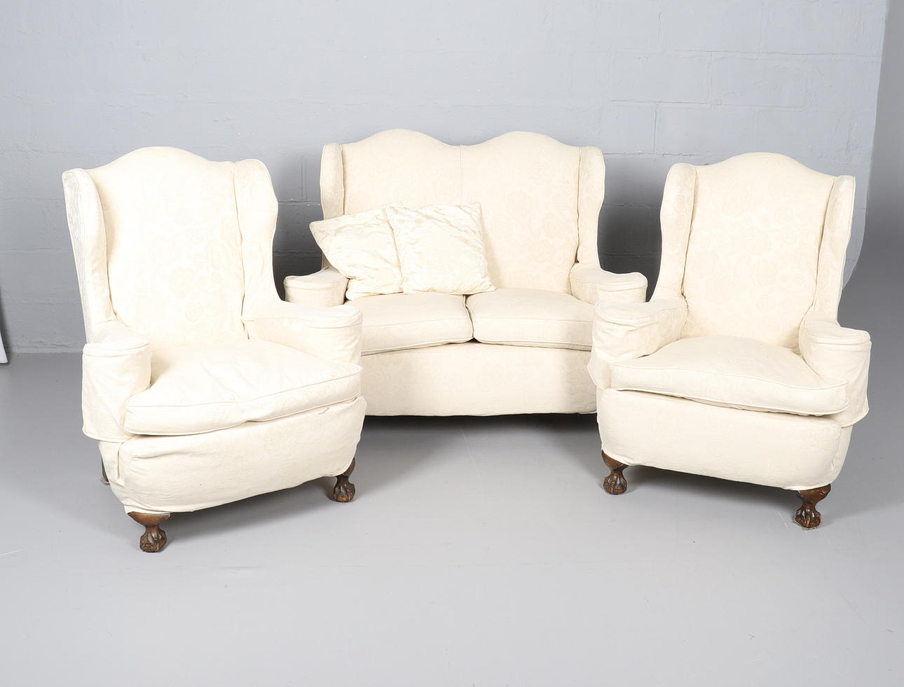 A THREE PIECE WINGBACK LOUNGE SUITE.