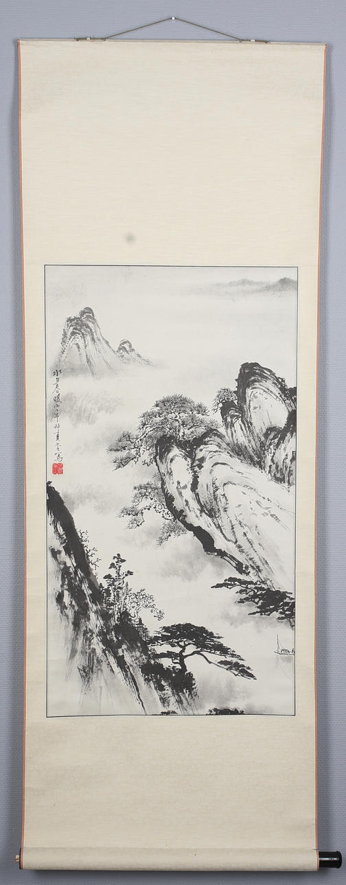 RULLMÅLNING. Kina. Landskapsmotiv. Tryck. Signerad. 1900-talets mitt.