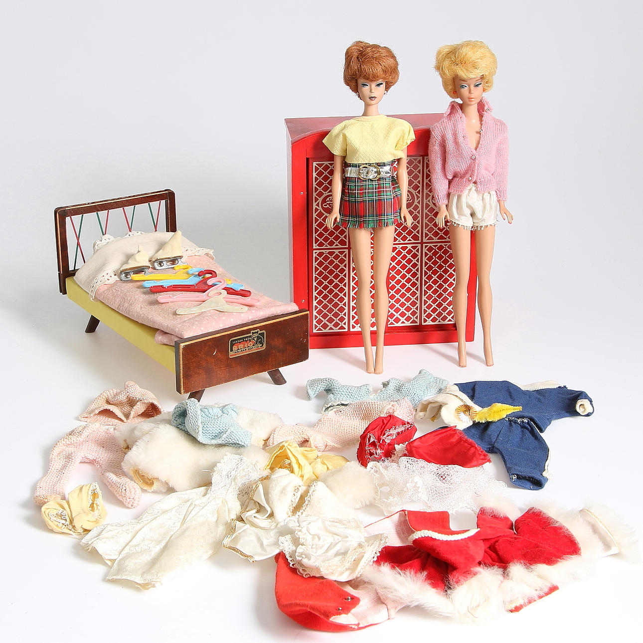 BARBIE, 2 st, garderob och kläder. Säng, Brio. 1960-tal.