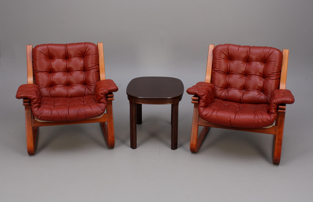 FÅTÖLJER, ett par, Ulferts, Tibro, + BORD, 1900-talets andra hälft.