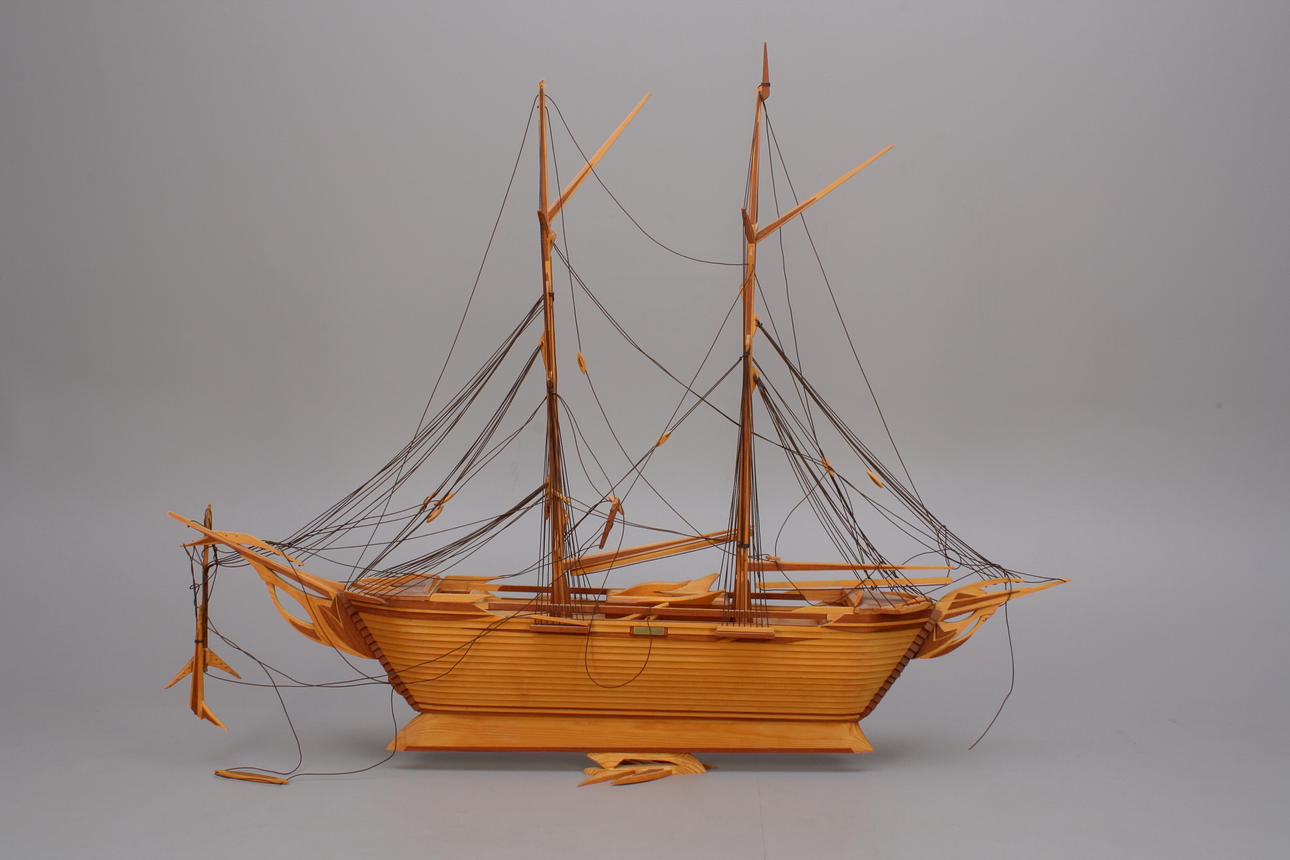 MODELLBÅT, trä, två mastad, byggd av Gösta Nyberg, Vara, 2000-tal.