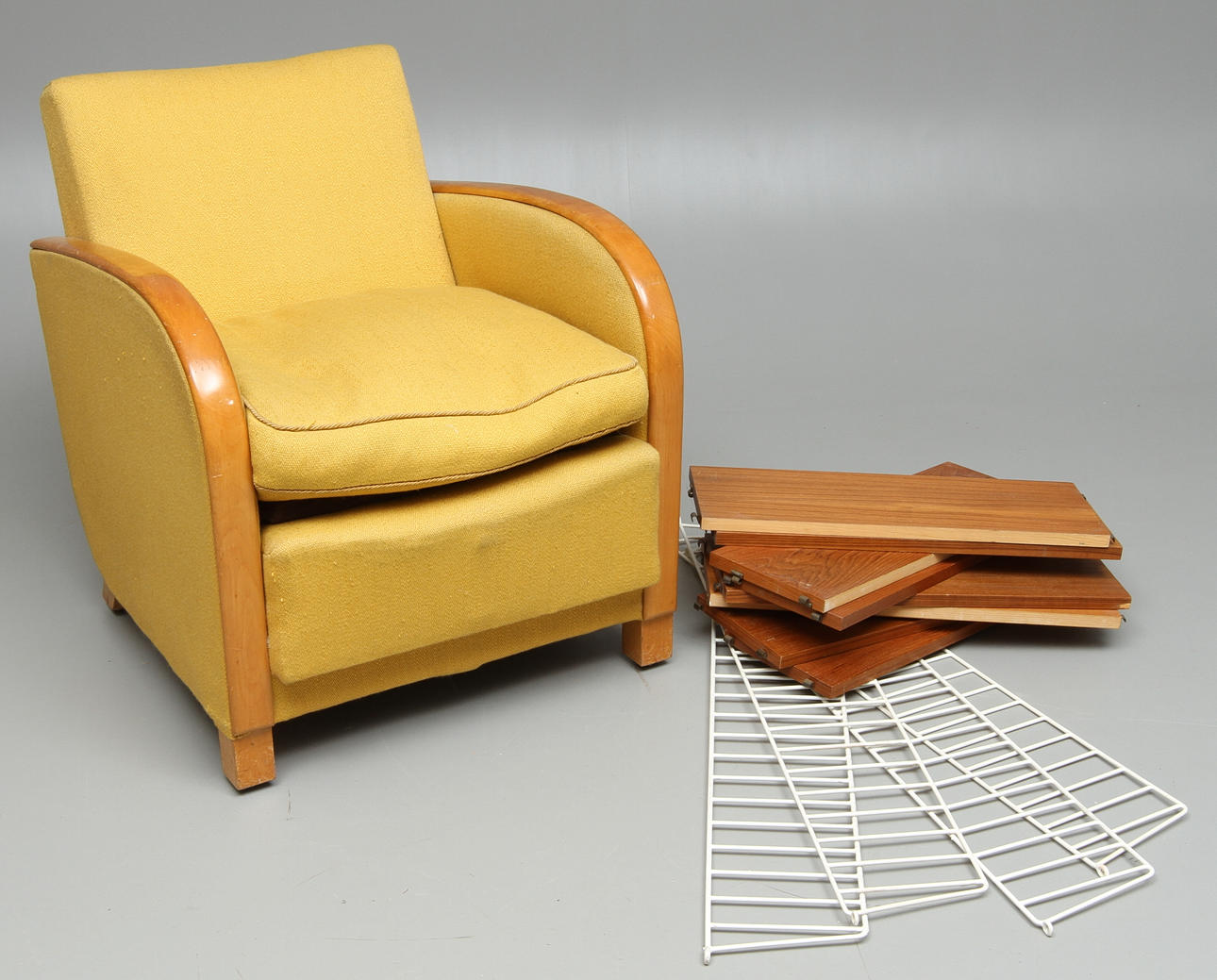 FÅTÖLJ, gul klädsel, 1930/40-tal samt STRINGHYLLOR, 2 st.