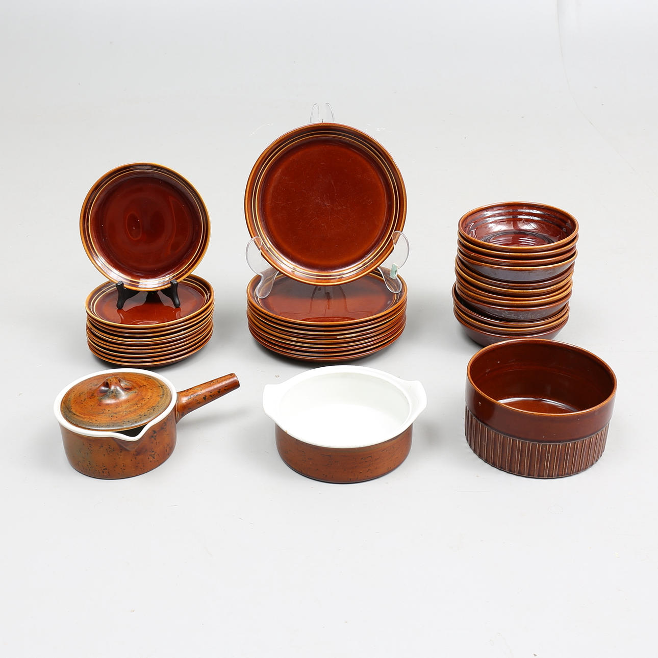 MATSERVISDELAR (36), Gustavsberg, bl.a "Coq", Stig Lindberg.