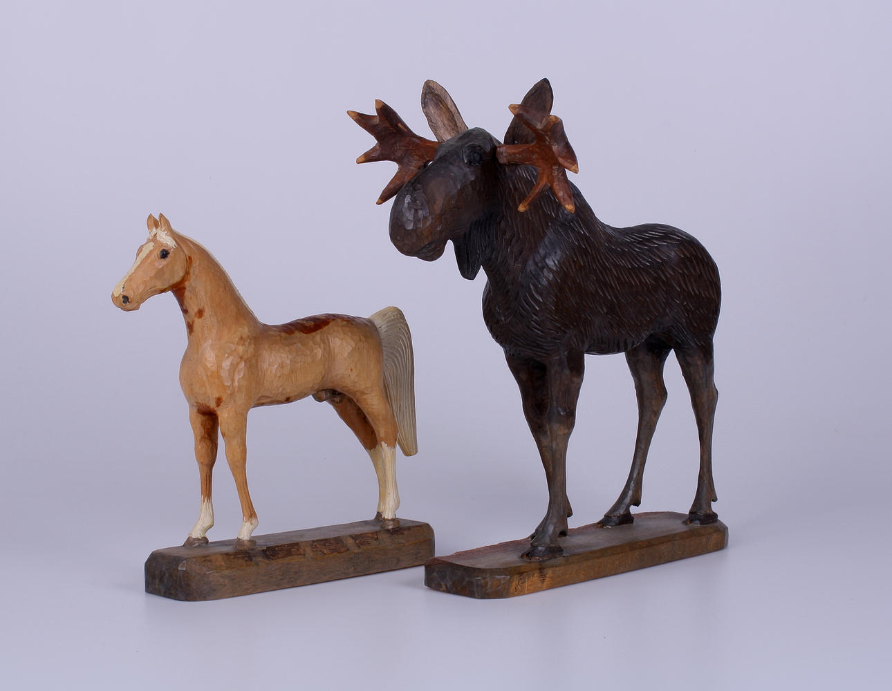 FIGURINER, 2 st, snidat och bemålat trä , signerade SF, 1900-tal.