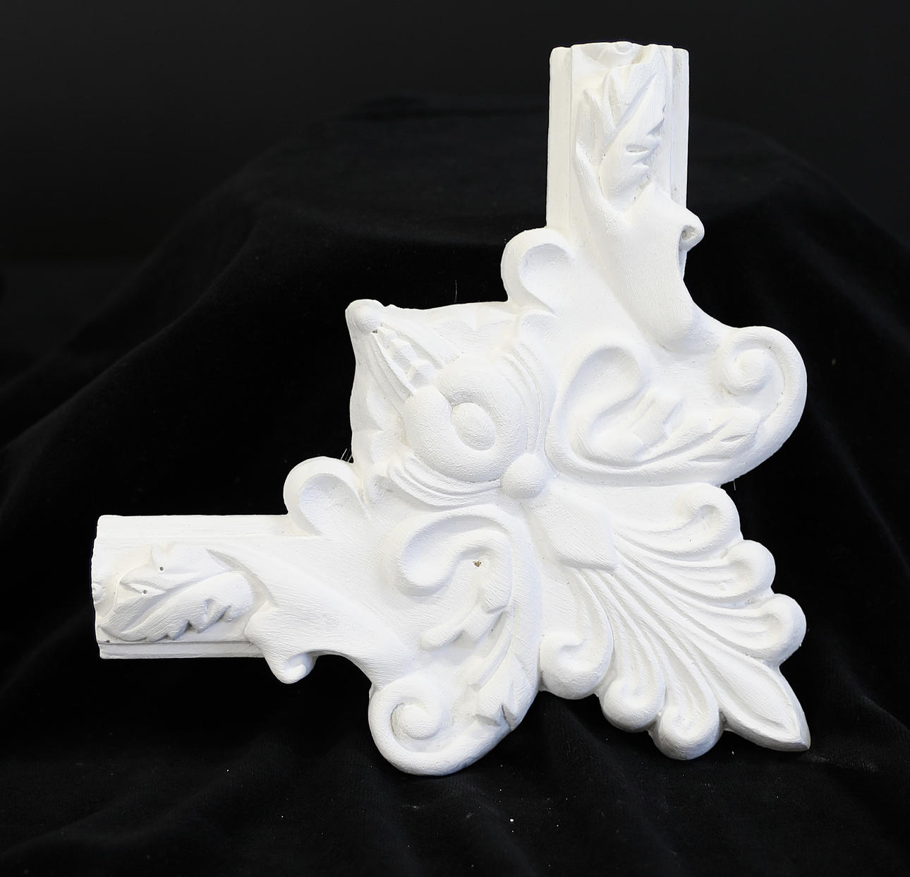 HÖRNDEKORATIONER, 8 st, gips.