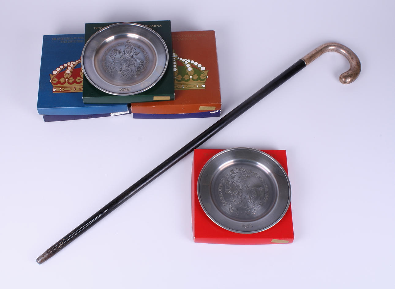 KÄPP, med silverkrycka + SAMLARTALLRIKAR, tenn, 6 st.