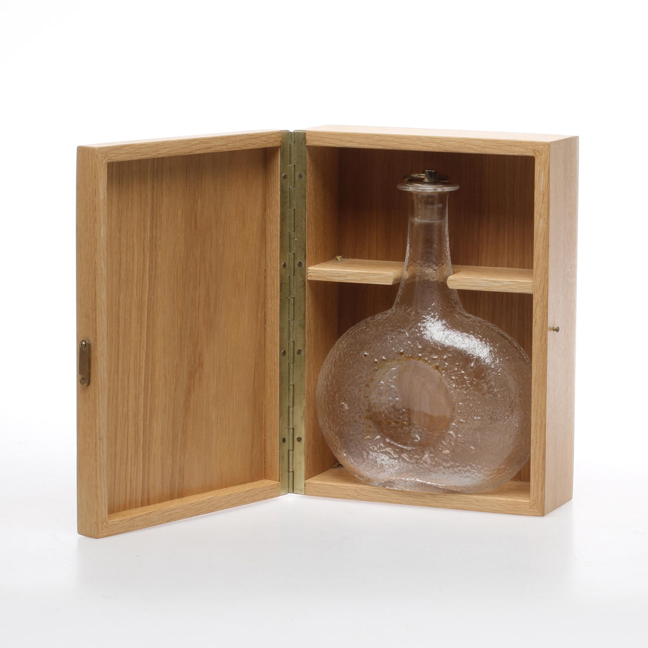 KARAFF, glas, med silverpropp, Tapio Wirkkala, signerad TW samt numrerad 973/1000.