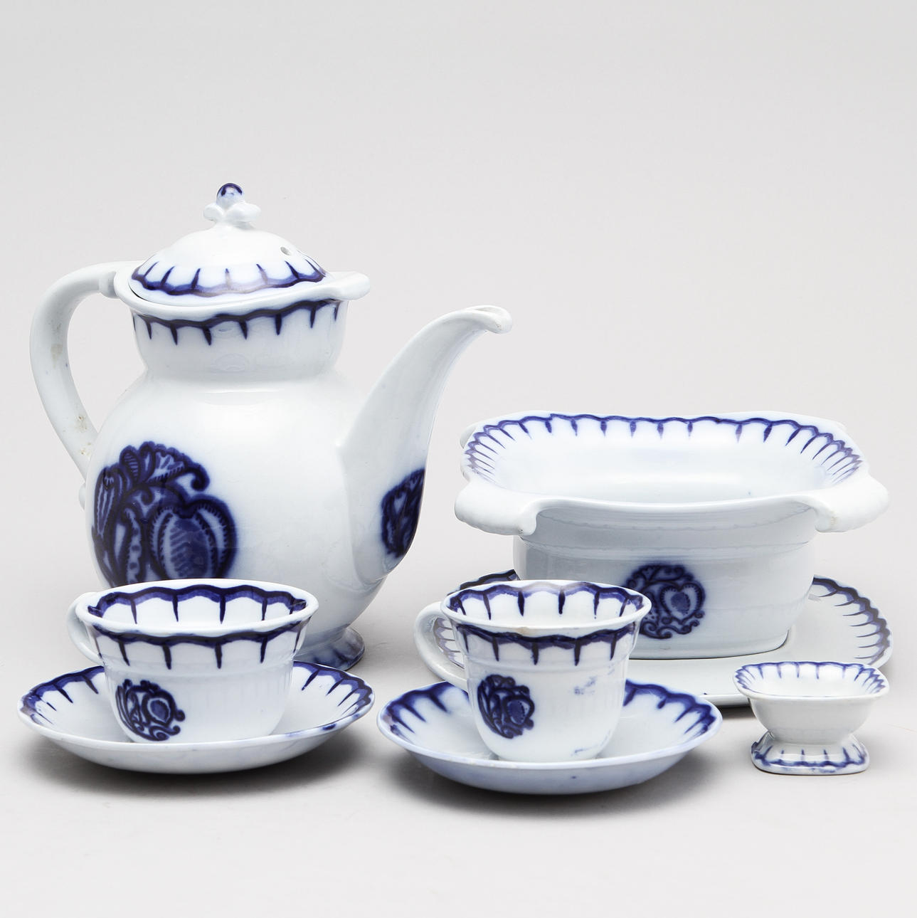 MOCKA -och KAFFESERVIS "LILJEBLÅ", 17 delar, flintgods. Wilhelm Kåge för Rörstrand.