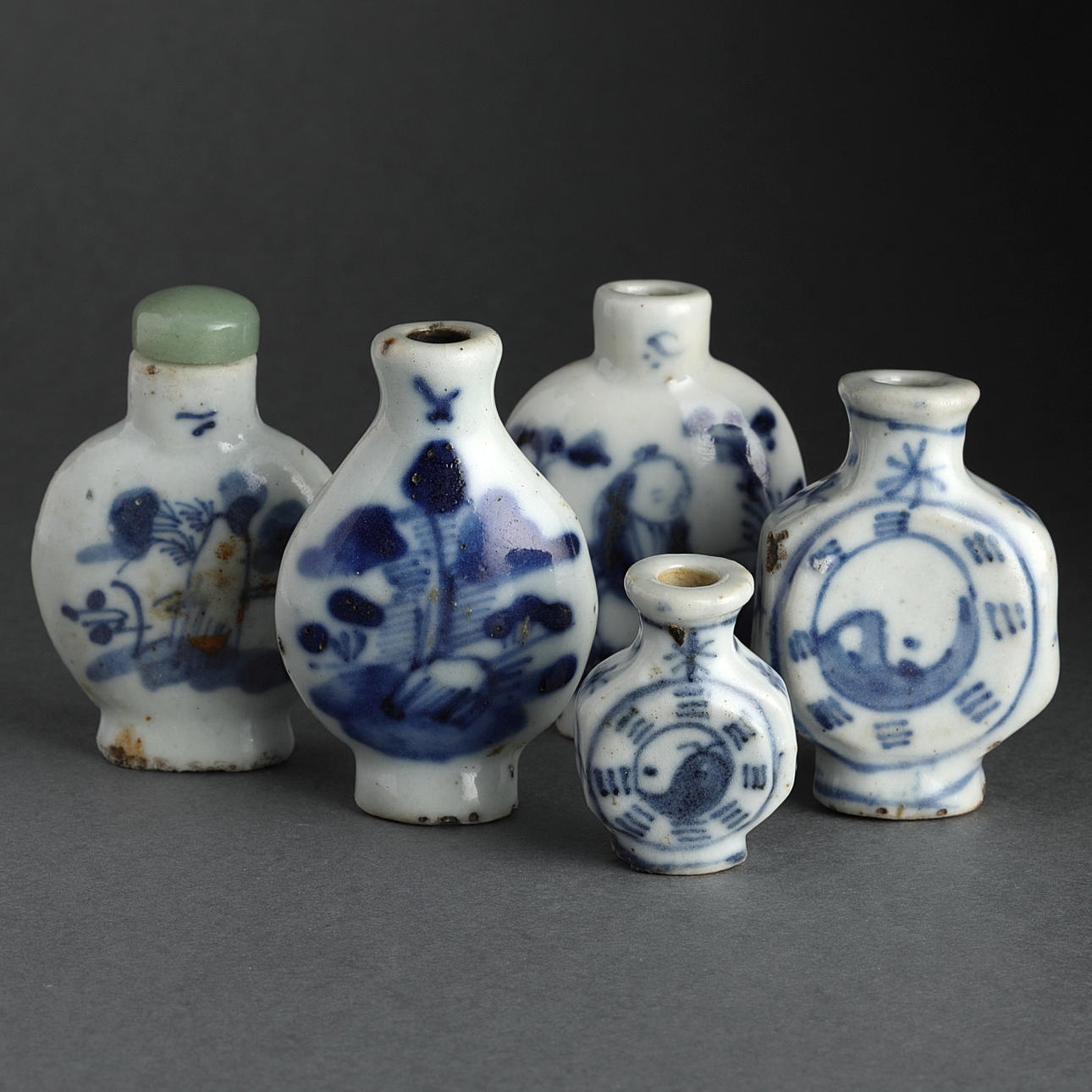SNUSFLASKOR, 5 st., porslin, Kina, Qing, 1900-tal.
