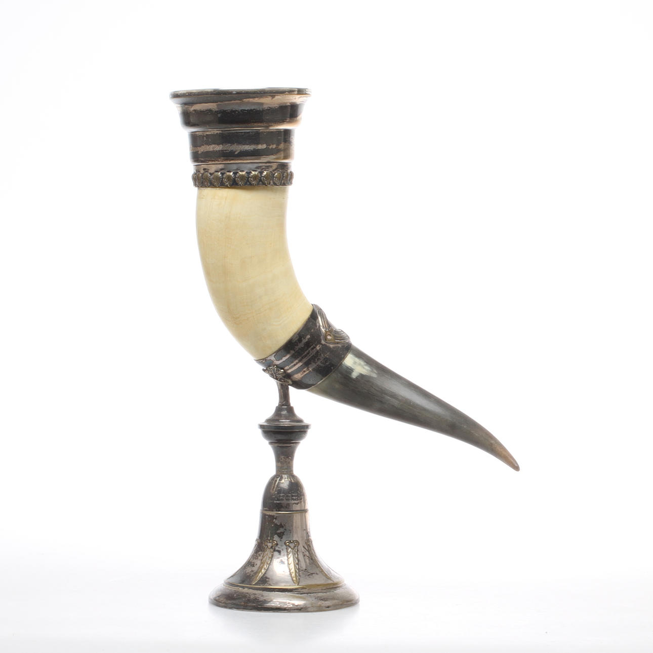 PRYDNADSHORN, horn samt nysilver, 1900-talets början.