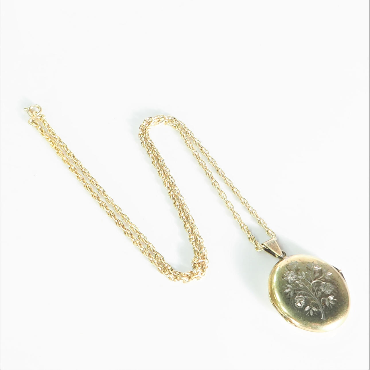 HALSKÆDE MED MEDALJON, guld på sølv.