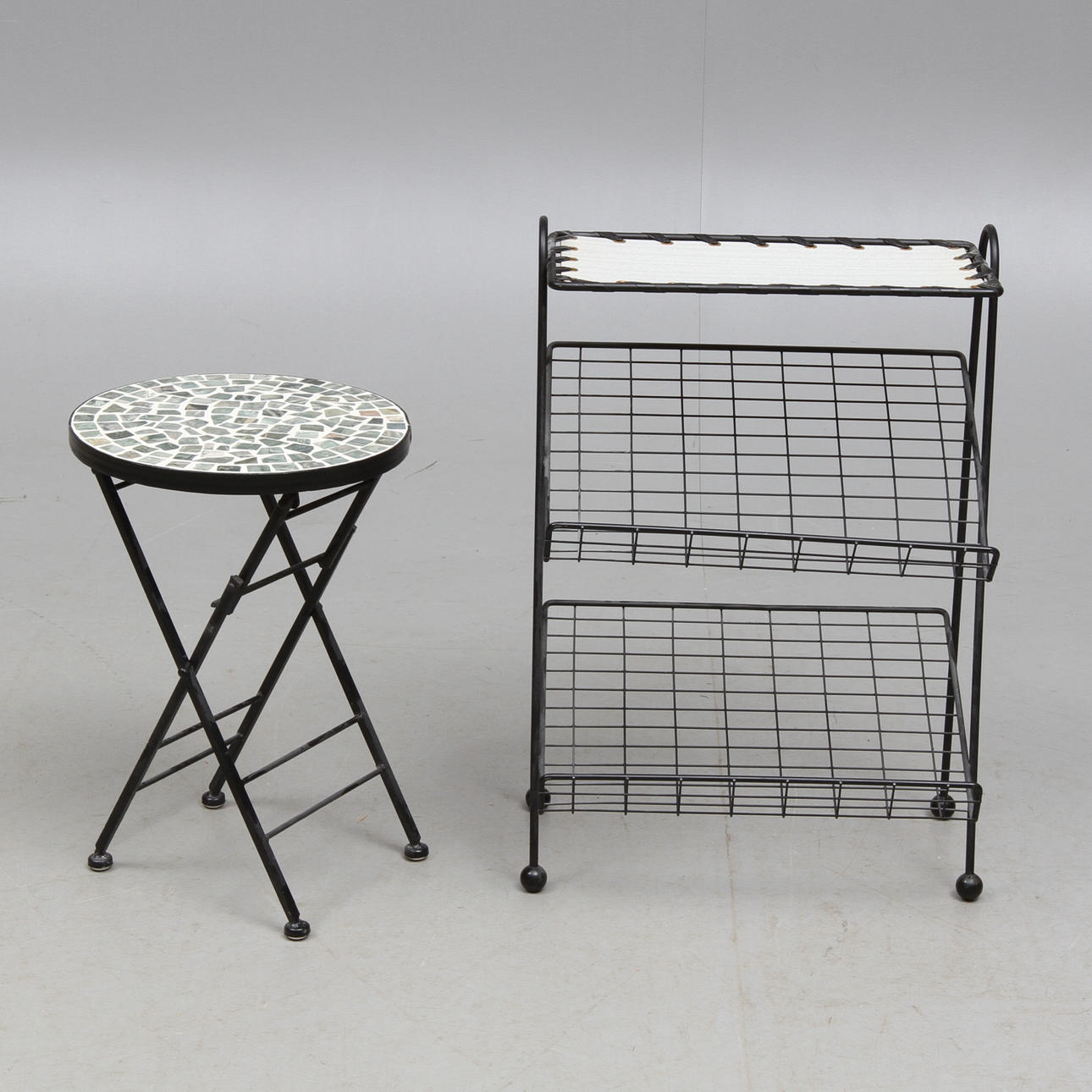 TIDNINGSBORD samt PIEDESTAL, 1900/2000-tal.