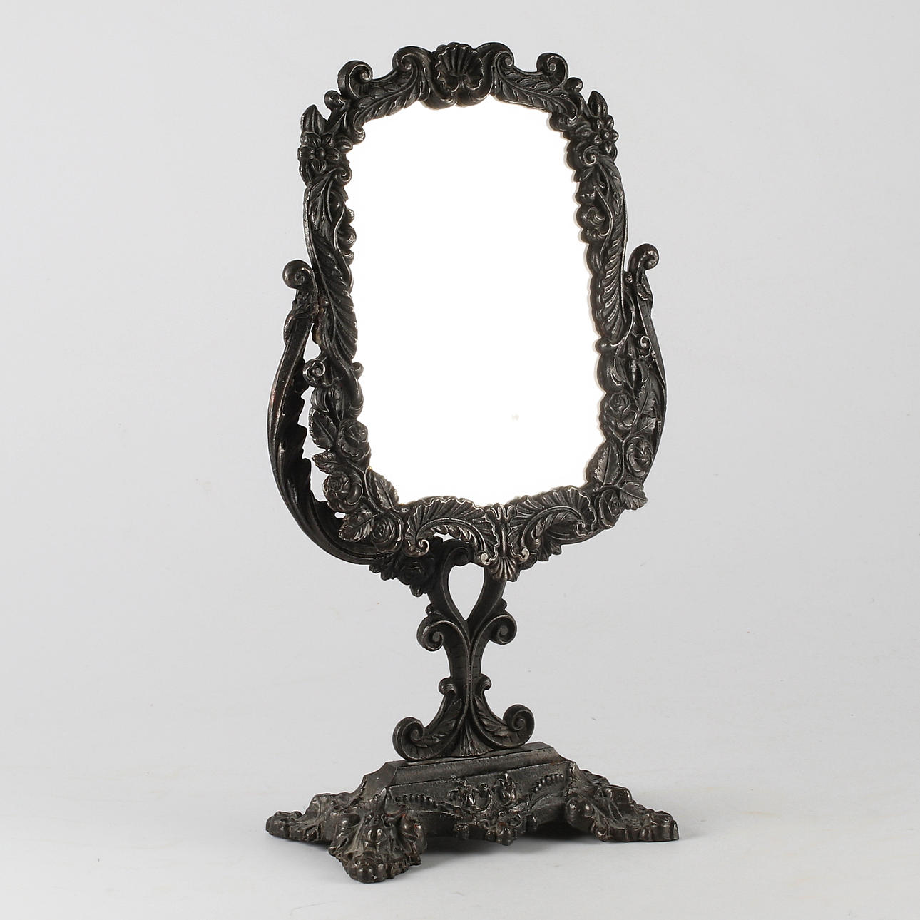 BORDSSPEGEL, patinerad metall, 1900-tal.