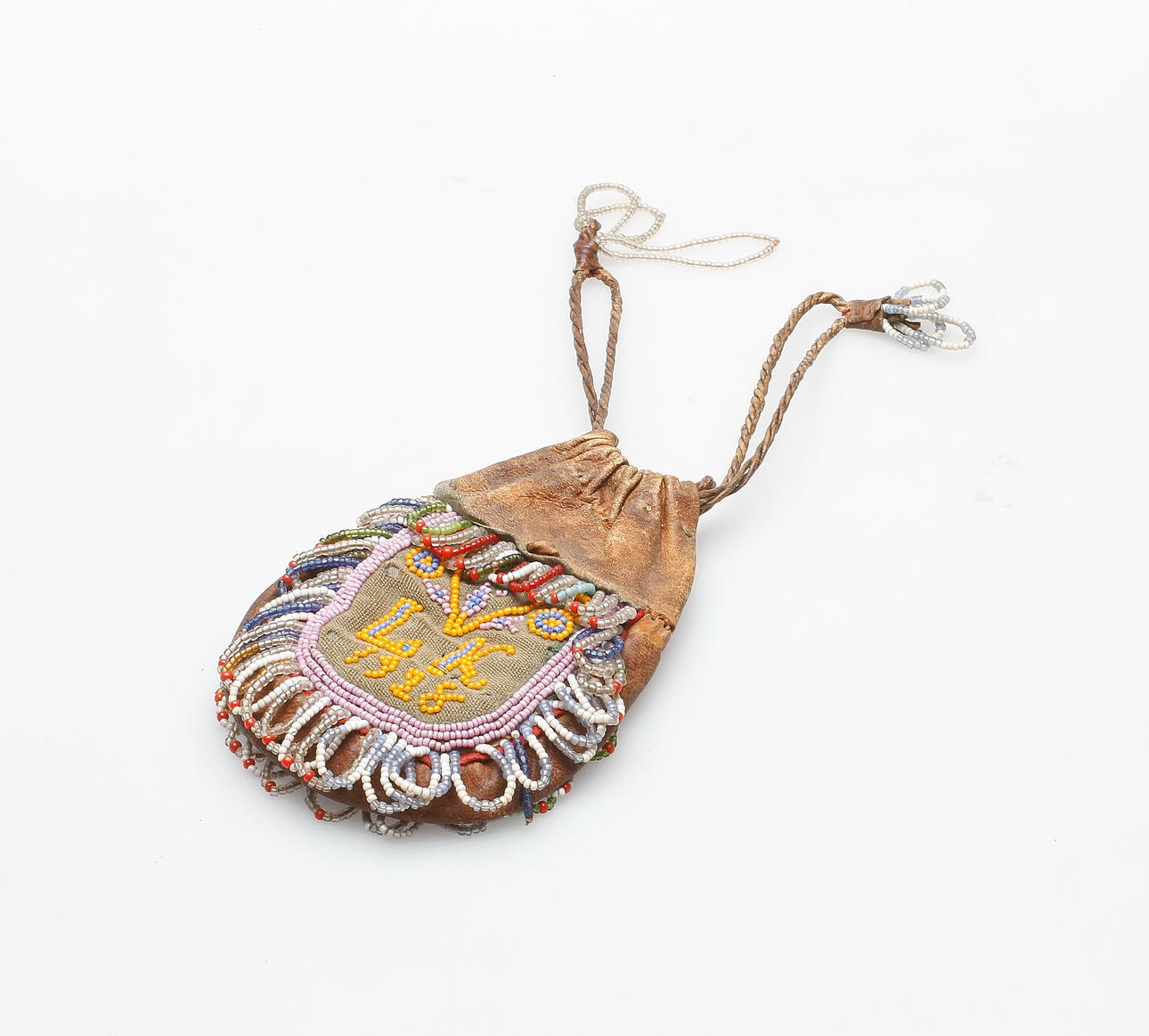 SAMEARBETE, pung, skinn med pärlbrodyr, daterad 1928.