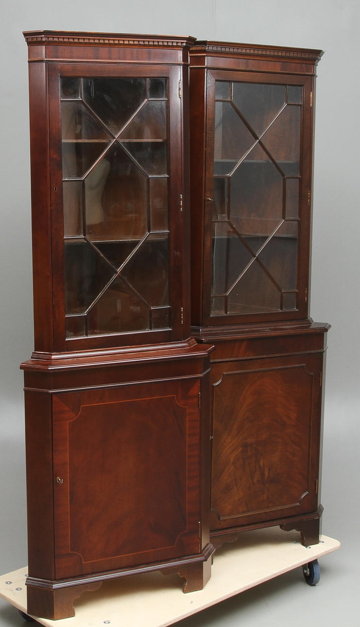 HÖRNVITRINSKÅP, 2 st, snarlika, engelsk stil, 1900-talets slut.