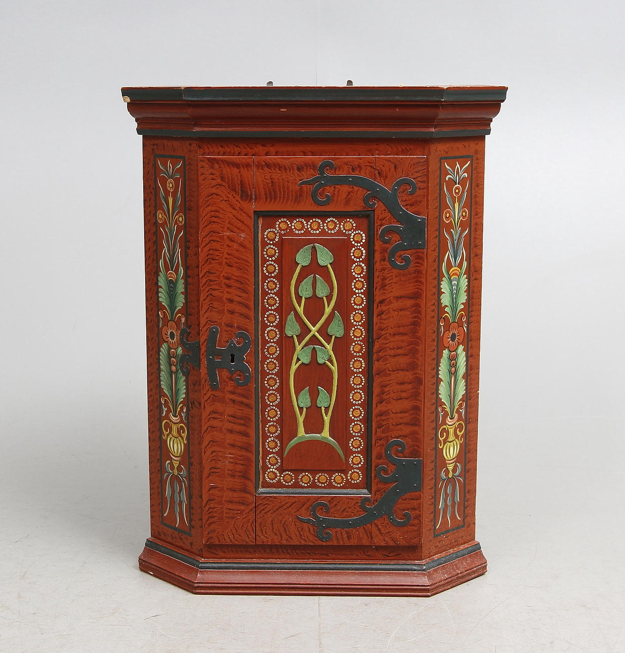 VÄGGSKÅP, för hörn, allmoge, anno 1908.