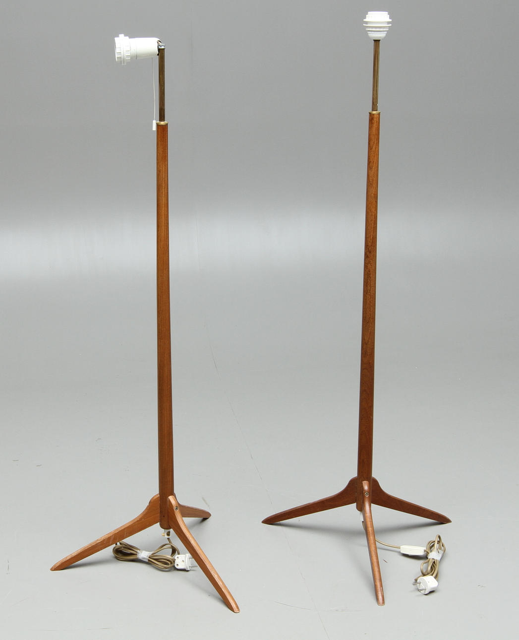 GOLVLAMPOR, 1 par, fot i trä, 1950/60-tal.