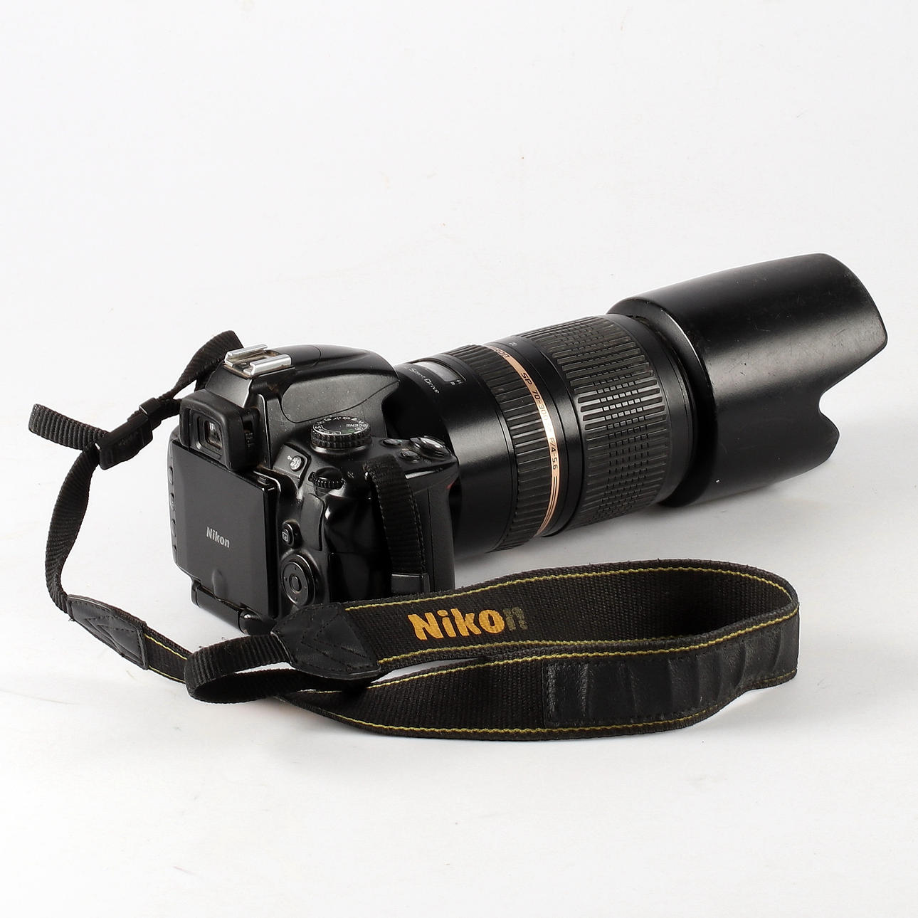 CÁMARA, Nikon D5000 con lente.