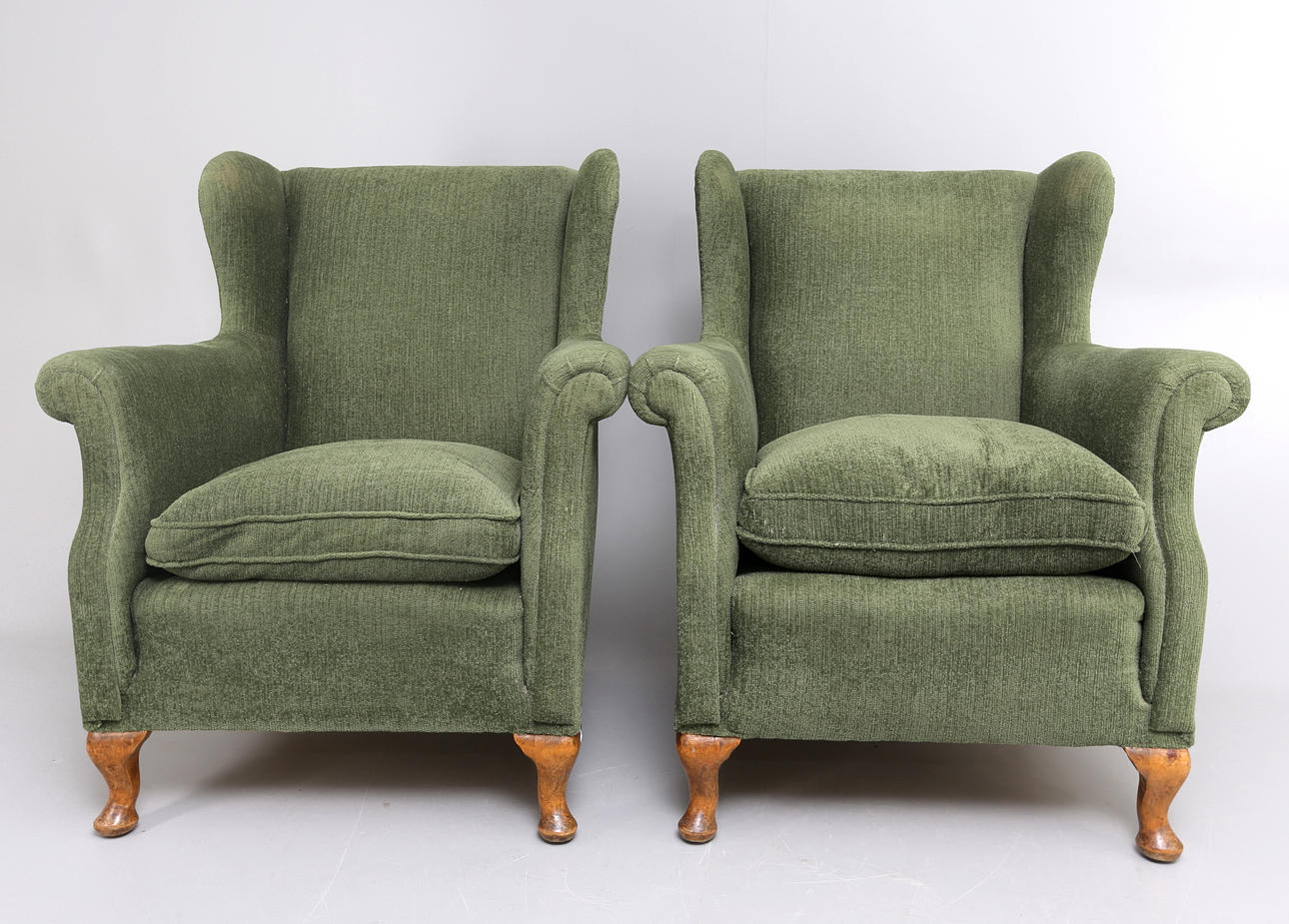 ÖRONLAPPSFÅTÖLJER, 1 par, 1800-talets senare del.