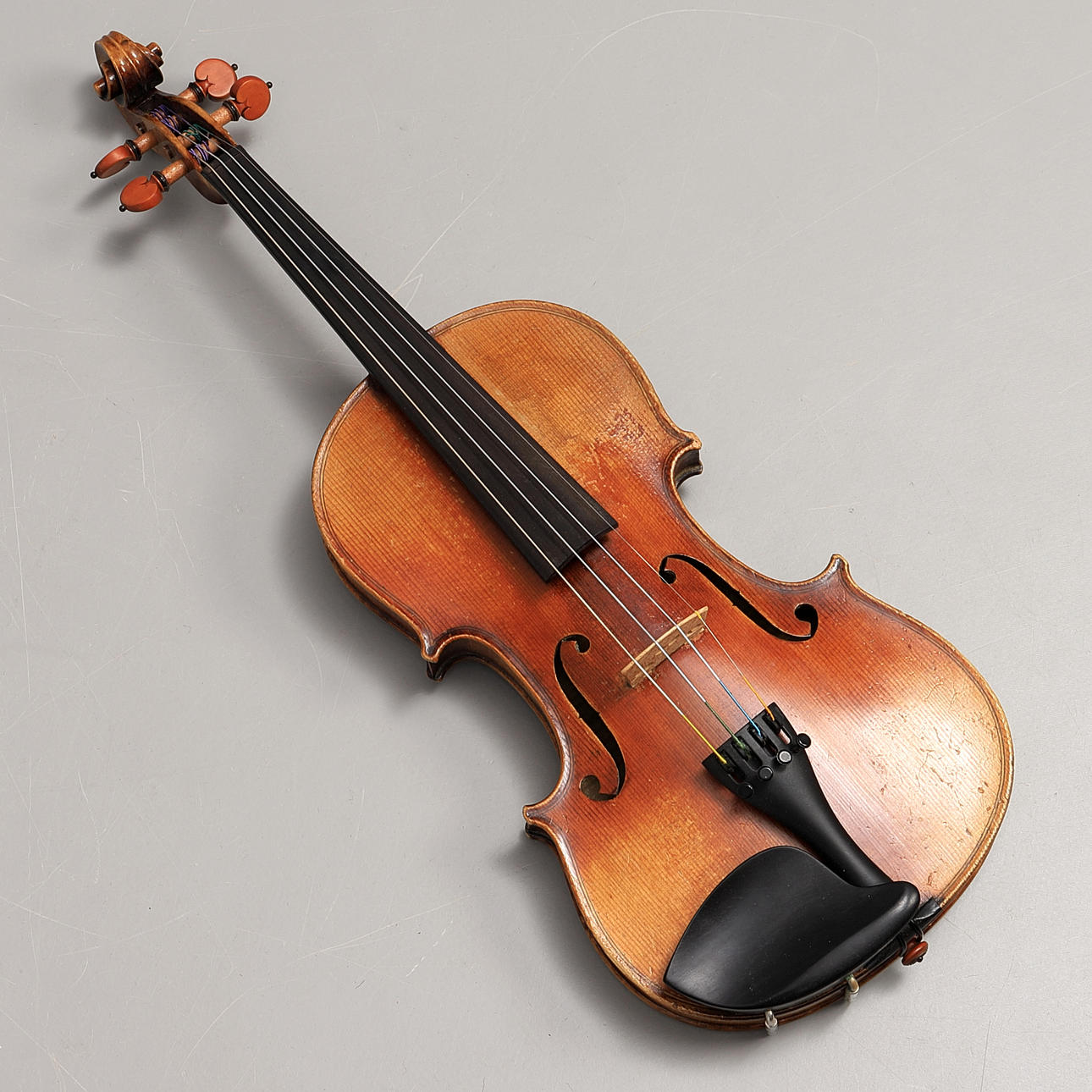 VIOLÍN, fechado en 1911.