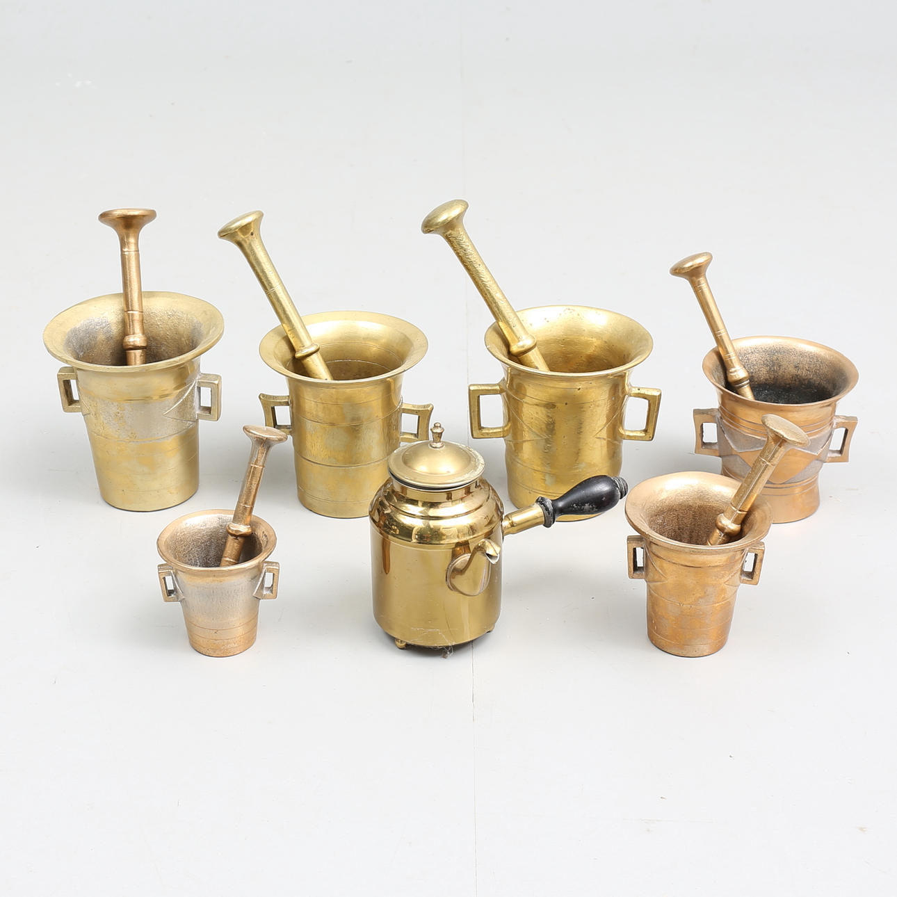 MORTLAR och KANNA (6), mässing, gulmetall, 18/1900-tal.