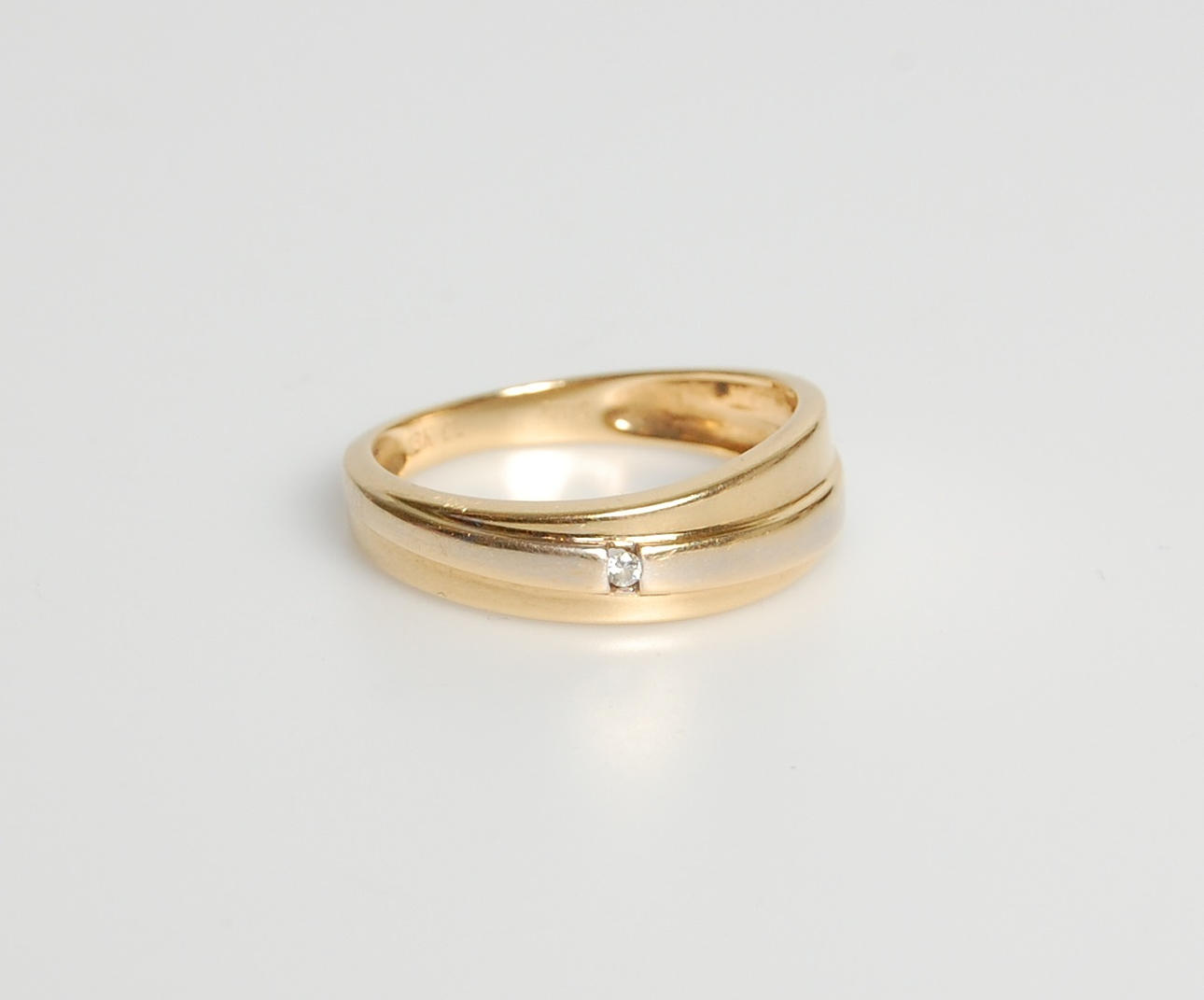 RING, 18 K, vitt, rött guld, med 1 st briljant på 0,015 ct.