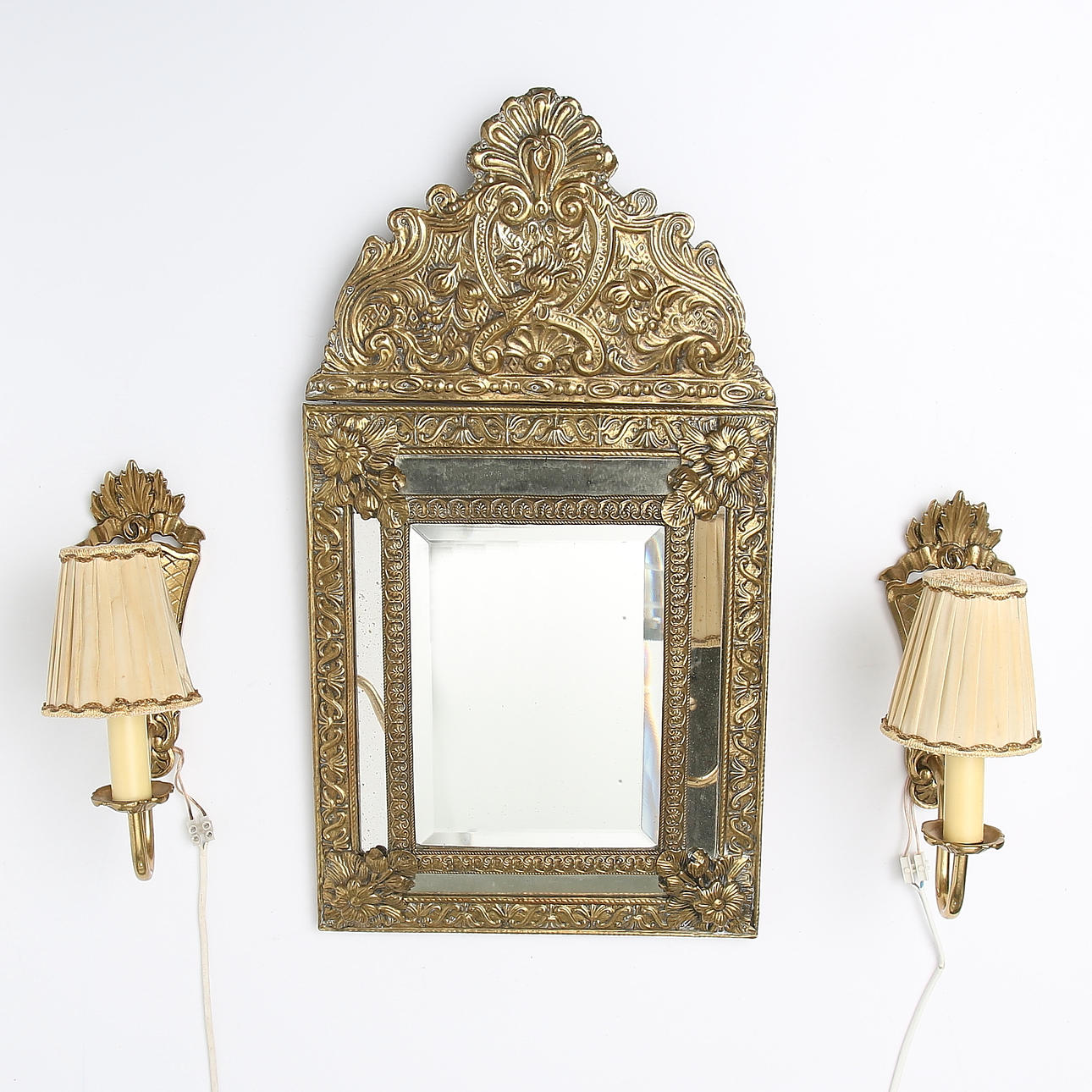 SPEGEL samt LAMPETTER 2 st, barockstil. 1900-talets första hälft.