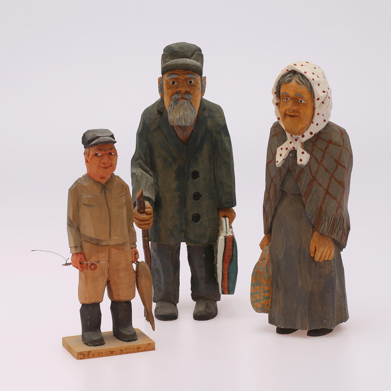 TRÄFIGURER, 3 st, snidade, bemålade, signerade.
