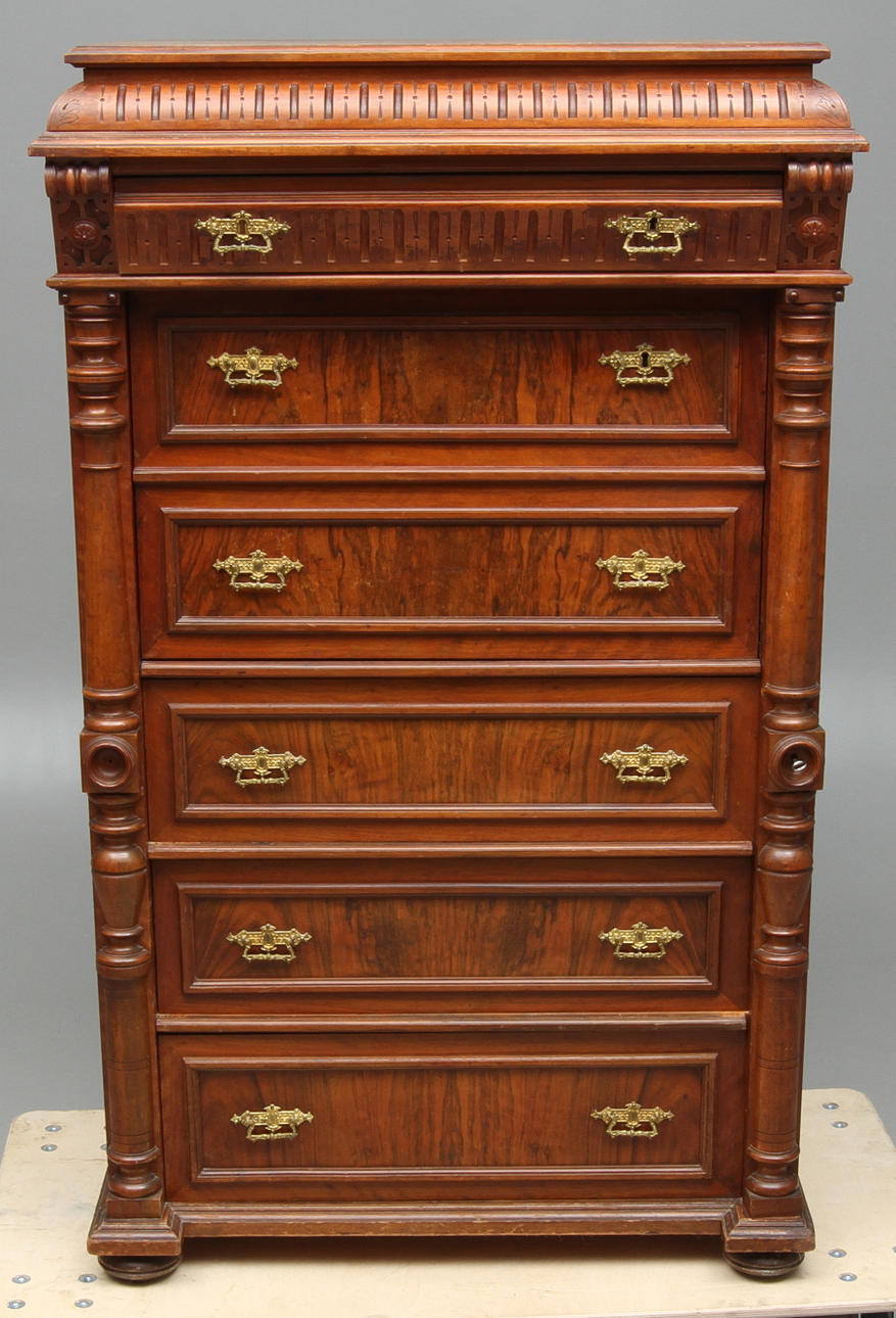 CHIFFONJE, nyrenässans, sent 1800-tal.