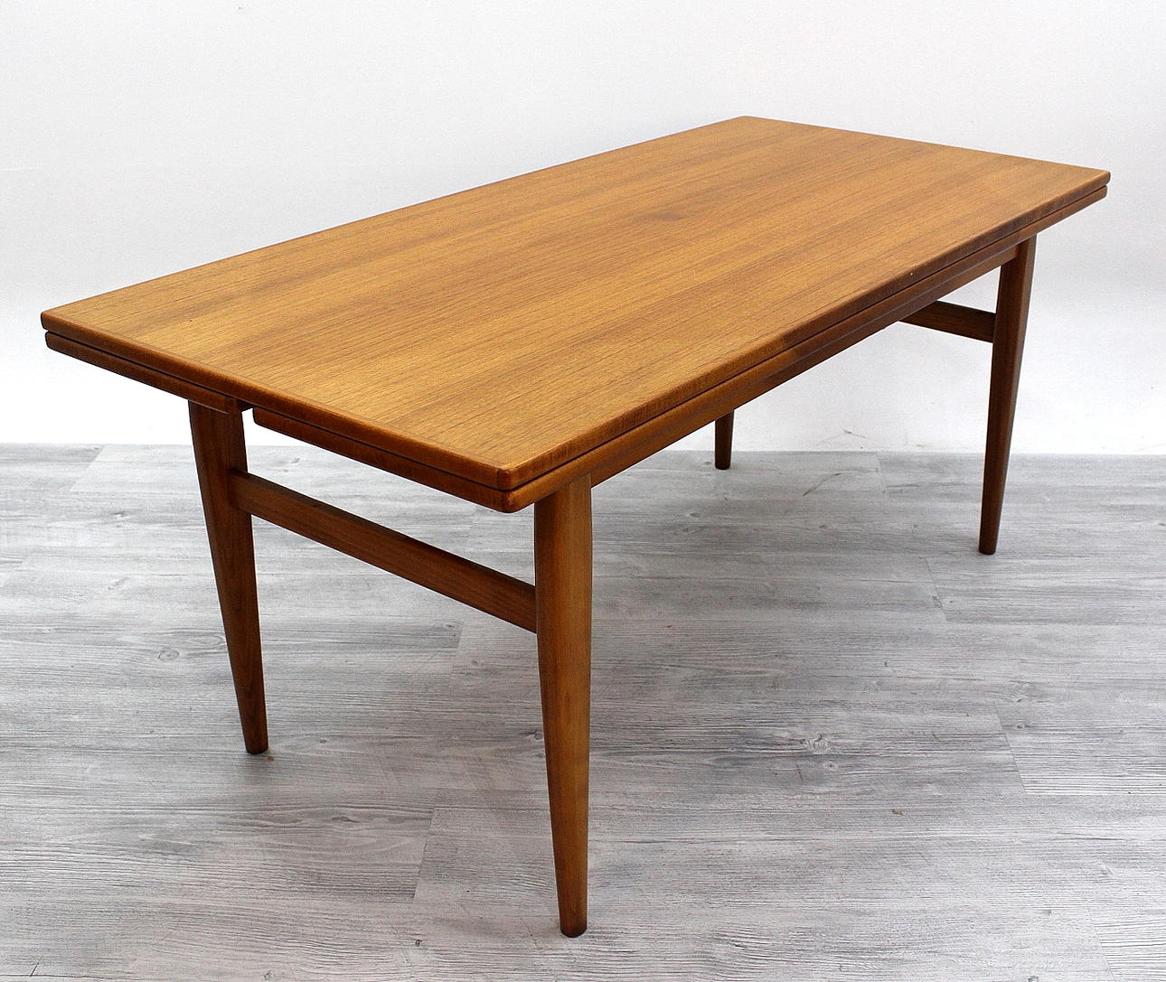 BORD av teak, höjoch sänkbart.