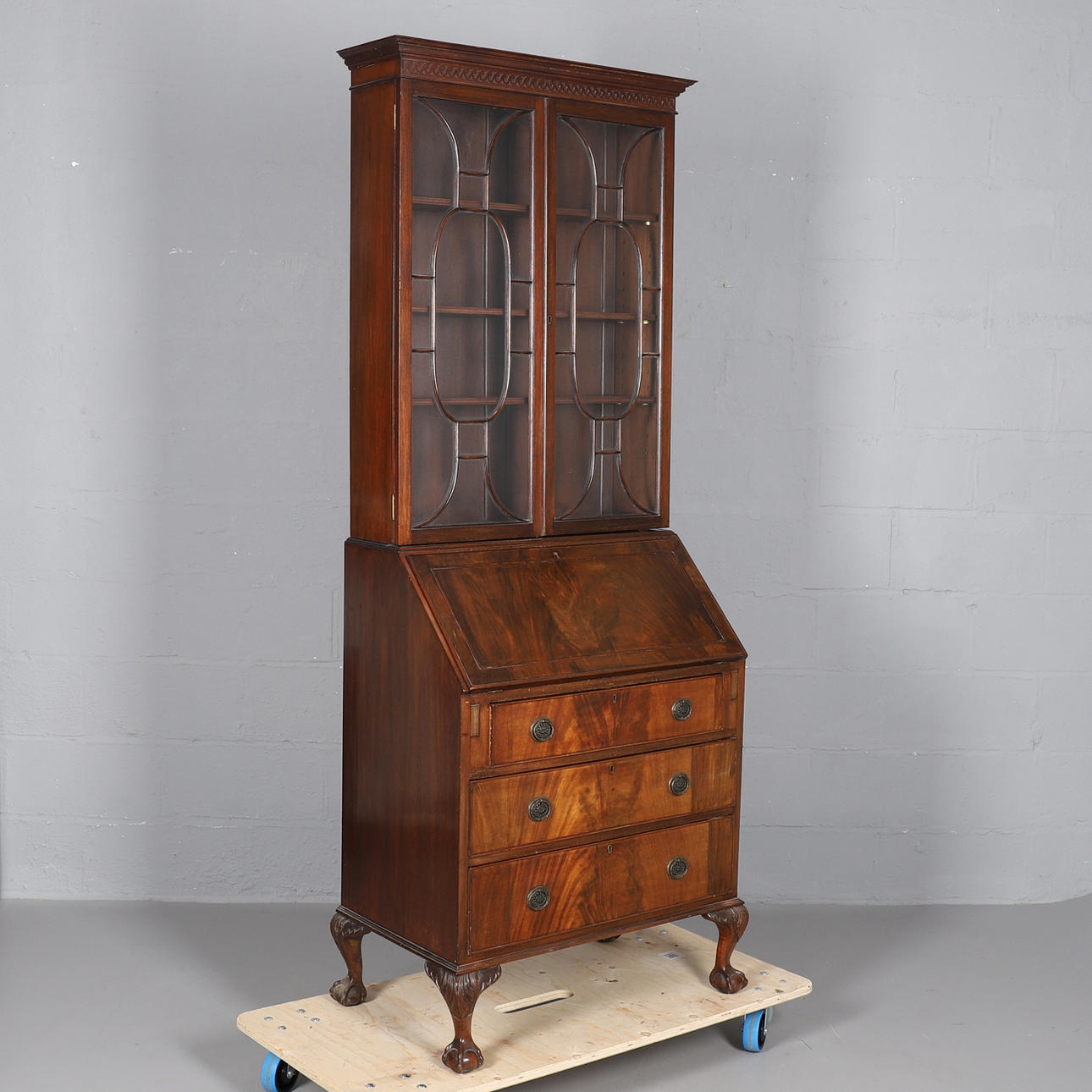 EIN BÜCHERREGAL AUS MAHAGONI-BÜCHER.