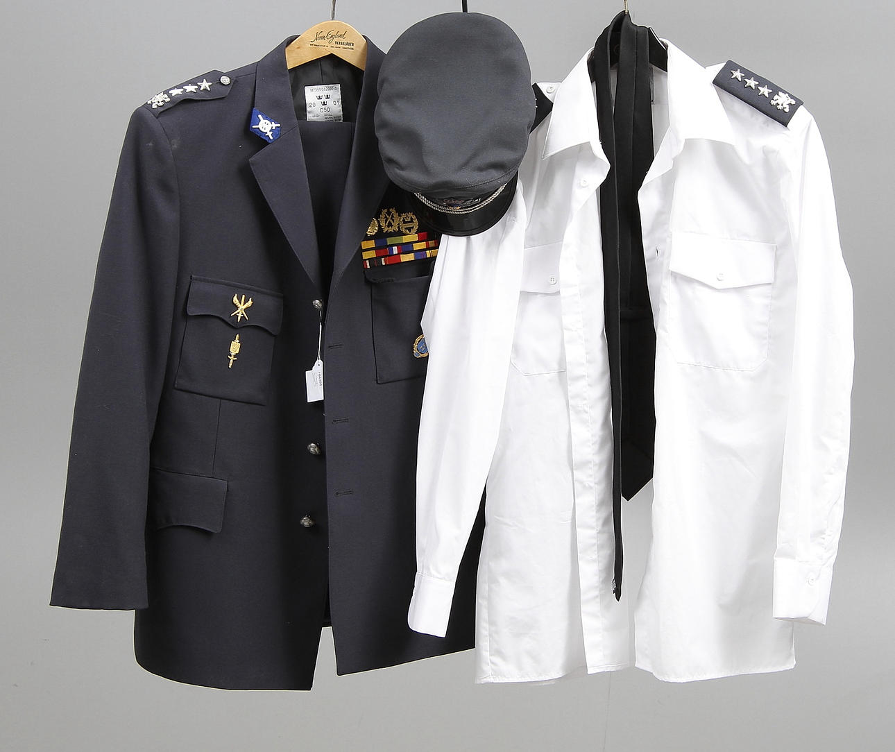 MULITÄRUNIFORM, 6 delar med märken, Sverige.