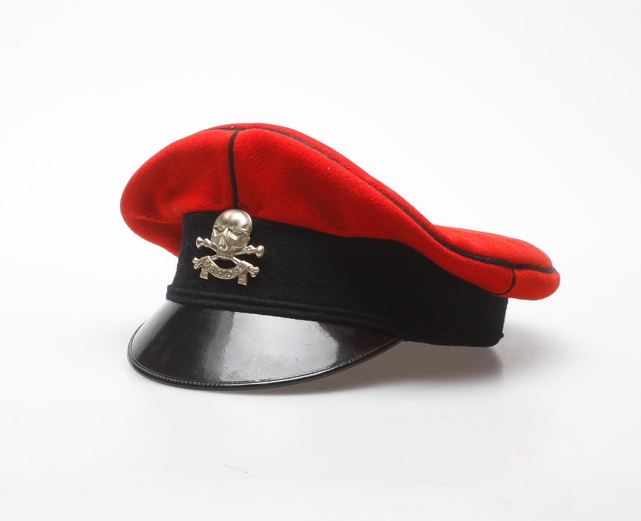 MÖSSA, Queen's Royal Lancers, Compton (Headdress & Gloves) ltd, England, 1900-tal.