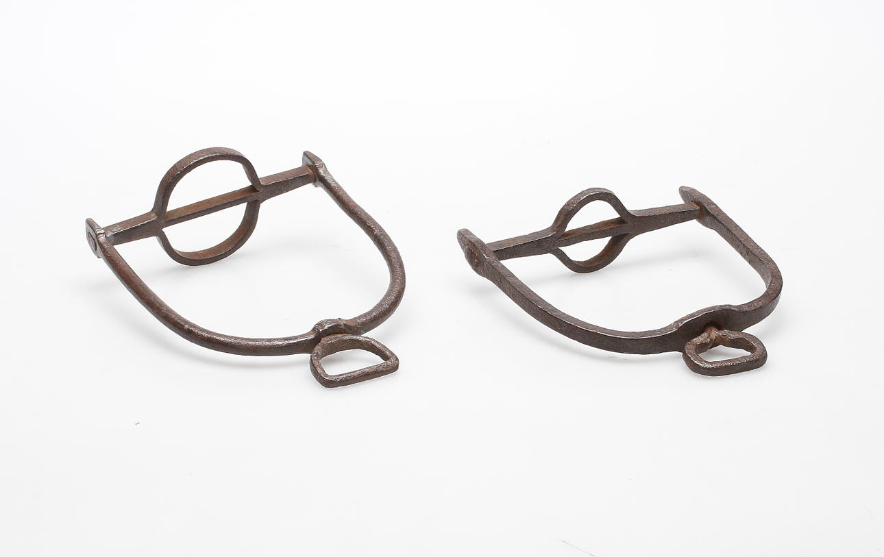 STIGBYGLAR, 2 st, järn, 1600/1700-tal.