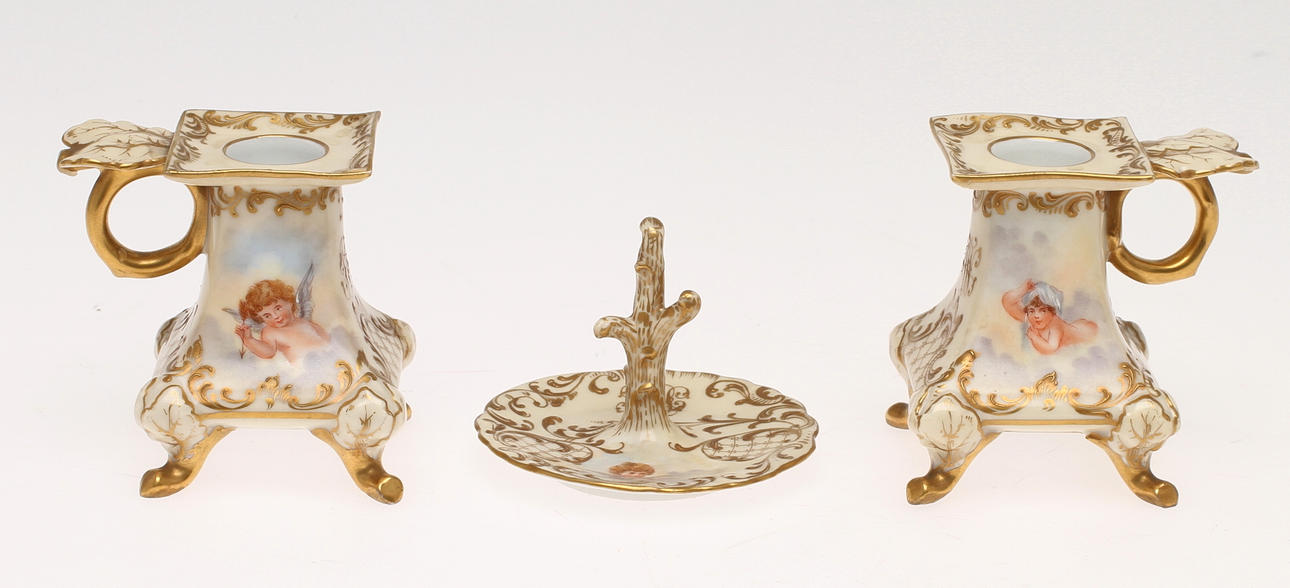 LJUSSTAKAR 1 par samt RINGHÅLLARE, porslin, märkta Dresden 1897.